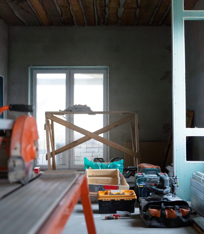 Pièce en rénovation avec outils de chantier et ossature métallique pour cloison