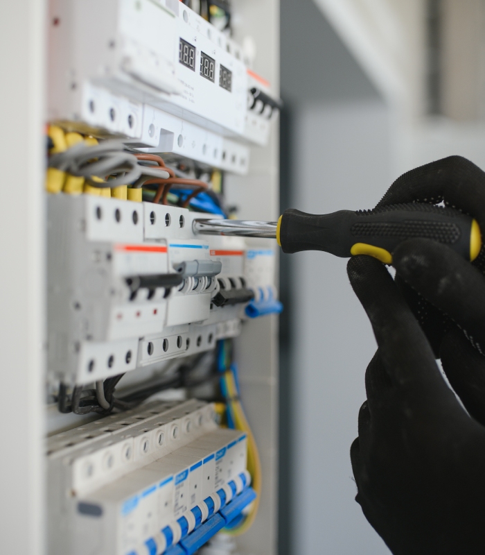 Serrage de connexion dans un tableau électrique avec tournevis isolé