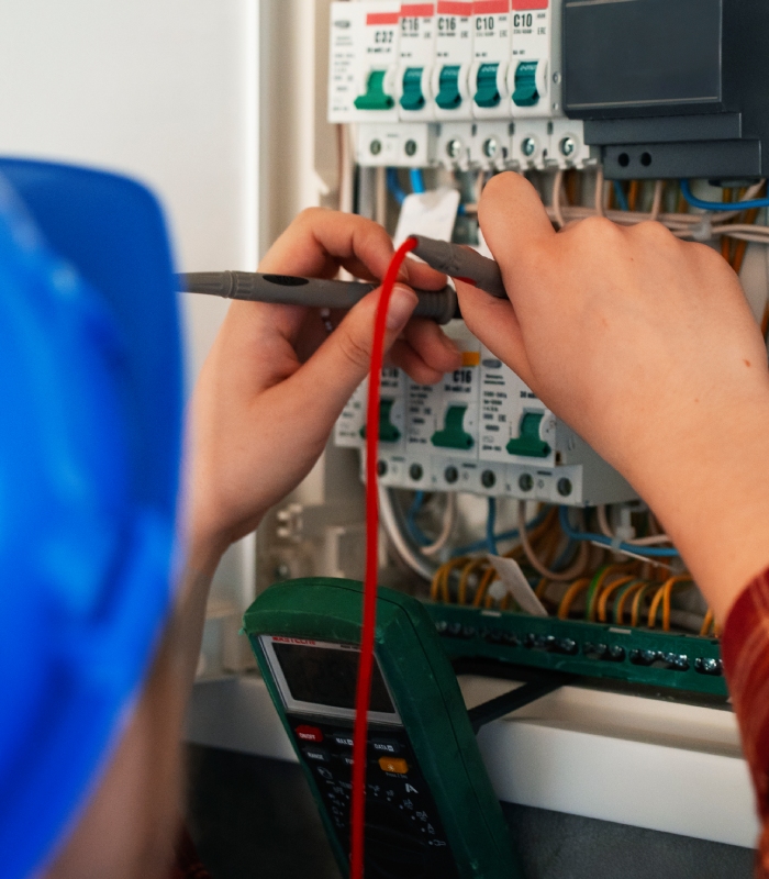 Mesure électrique dans un tableau électrique avec multimètre lors d’un diagnostic
